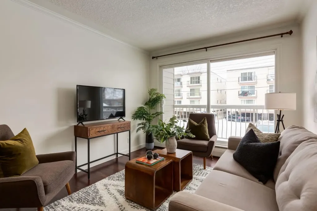 308 24 Avenue SW Calgary AB T2S 0K2