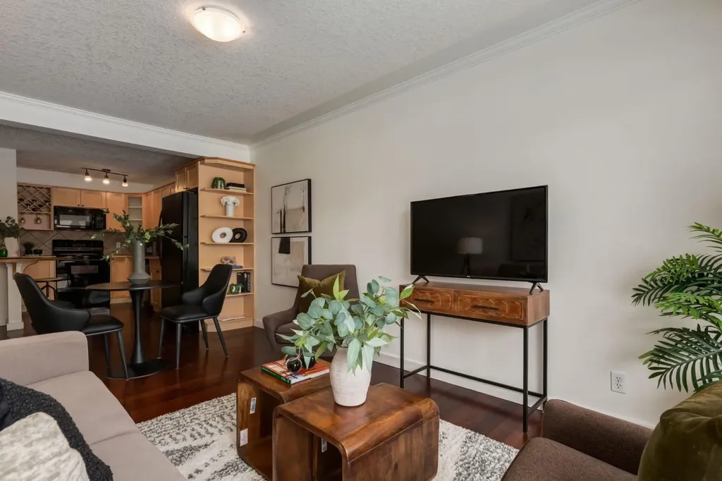 308 24 Avenue SW Calgary AB T2S 0K2