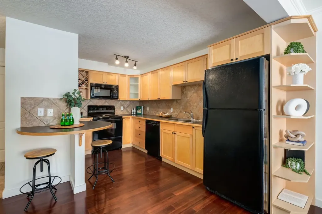 308 24 Avenue SW Calgary AB T2S 0K2