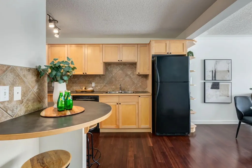 308 24 Avenue SW Calgary AB T2S 0K2