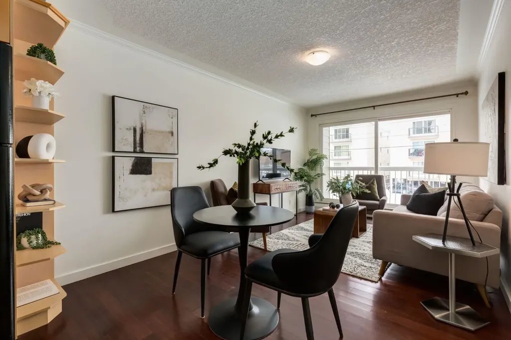 308 24 Avenue SW Calgary AB T2S 0K2