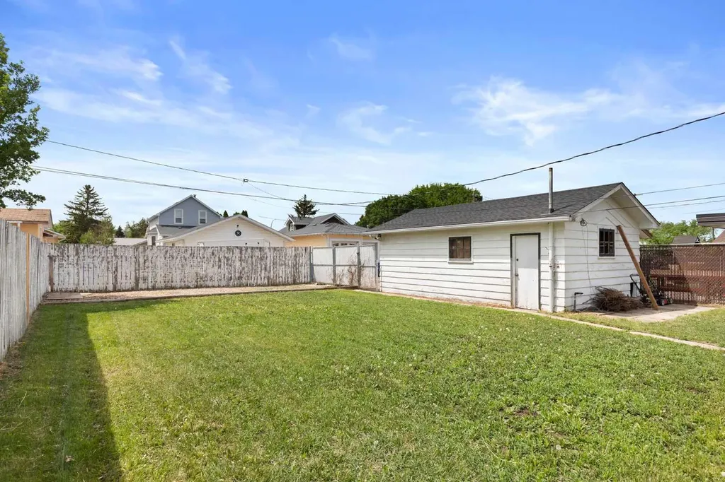 1946 17 Avenue SE Medicine Hat AB T1A 3V4