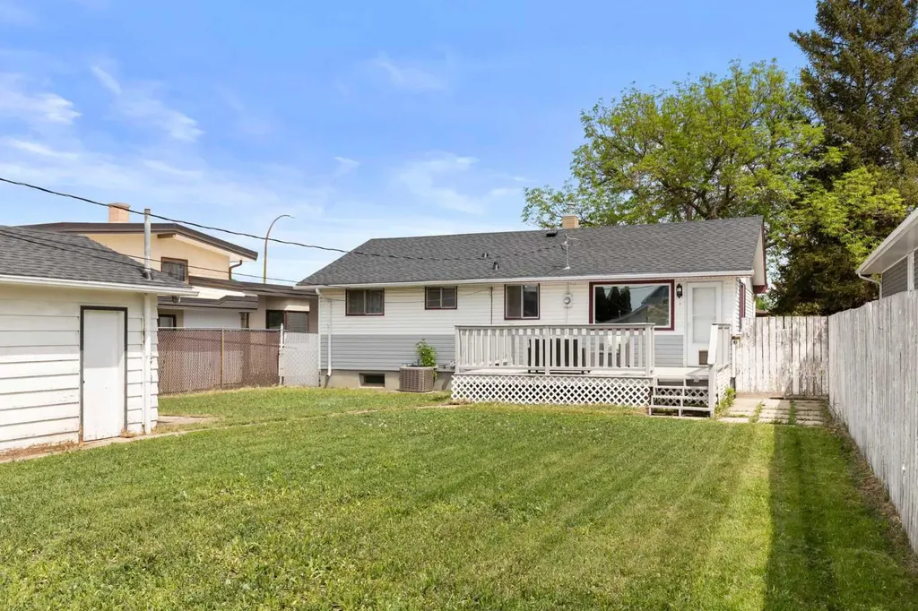1946 17 Avenue SE Medicine Hat AB T1A 3V4
