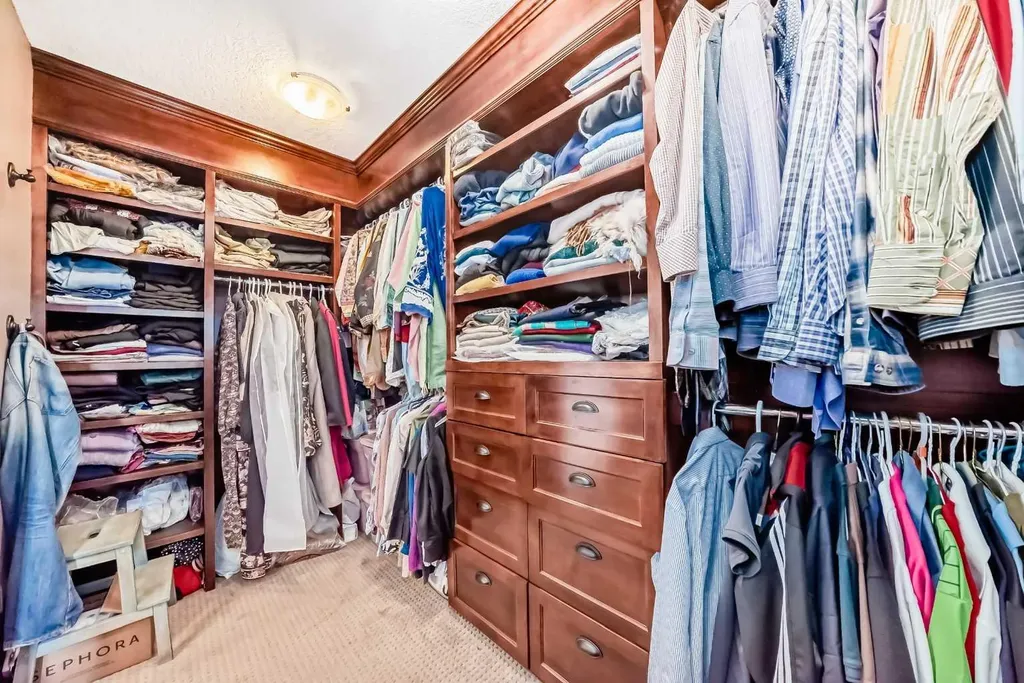 10909 Eamon Road NW Calgary AB T3G 5H2