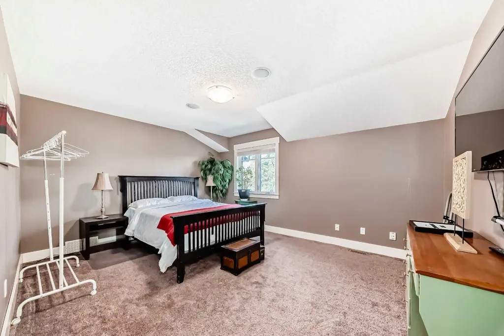 10909 Eamon Road NW Calgary AB T3G 5H2
