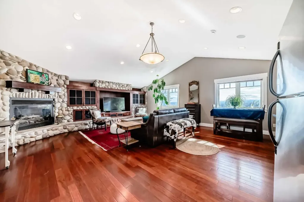 10909 Eamon Road NW Calgary AB T3G 5H2