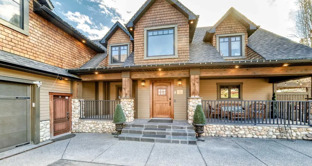 10909 Eamon Road NW Calgary AB T3G 5H2