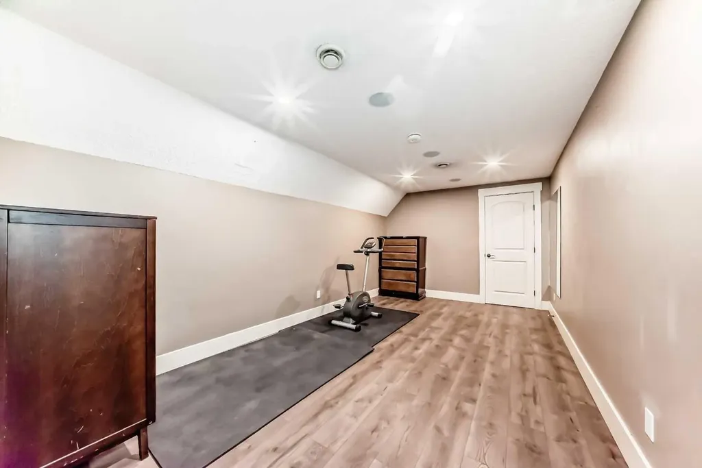 10909 Eamon Road NW Calgary AB T3G 5H2