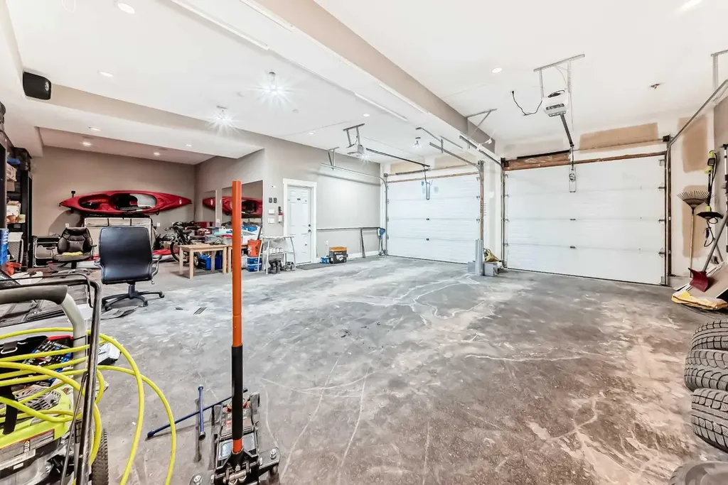 10909 Eamon Road NW Calgary AB T3G 5H2