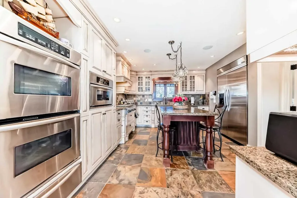 10909 Eamon Road NW Calgary AB T3G 5H2