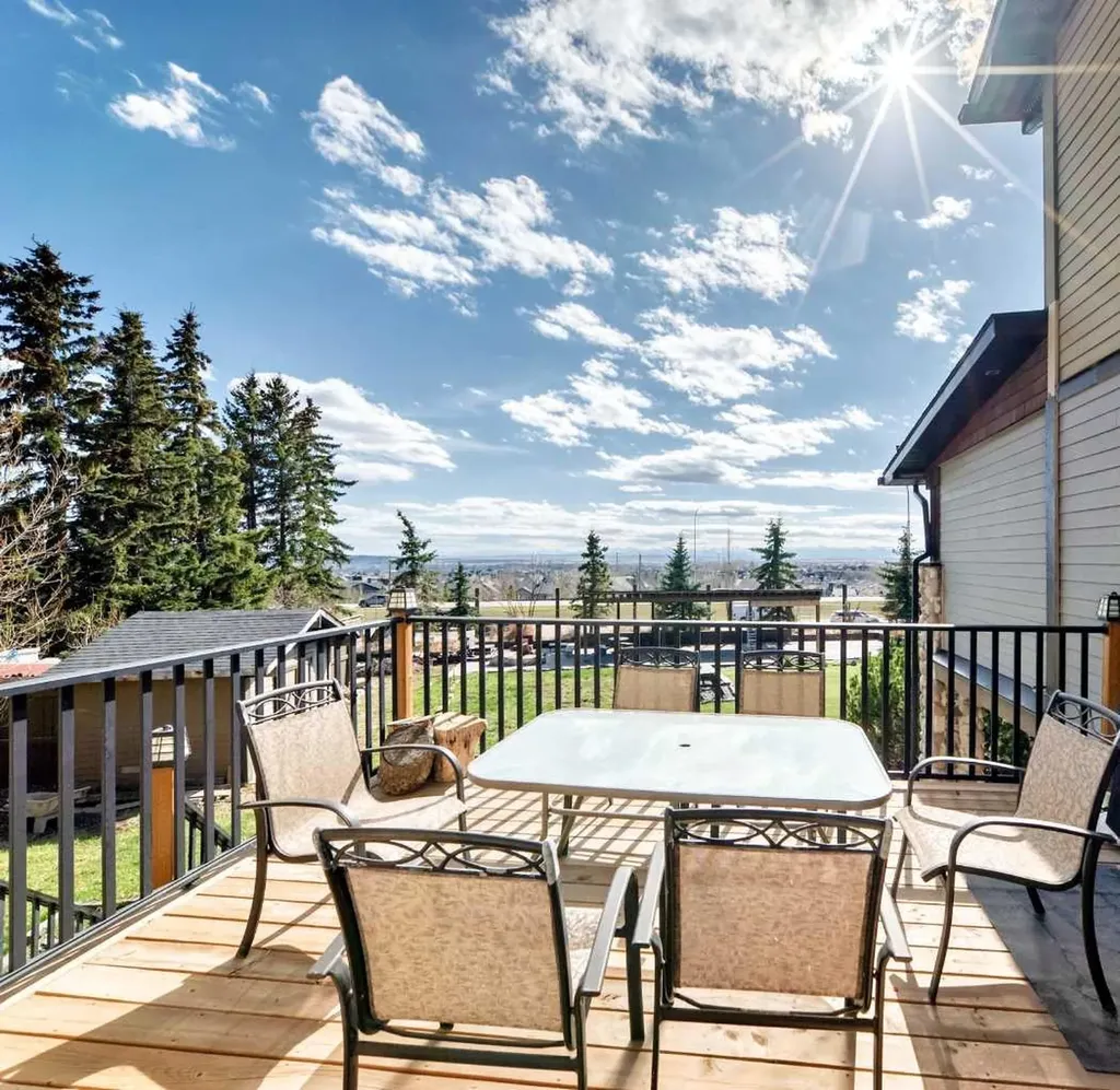 10909 Eamon Road NW Calgary AB T3G 5H2