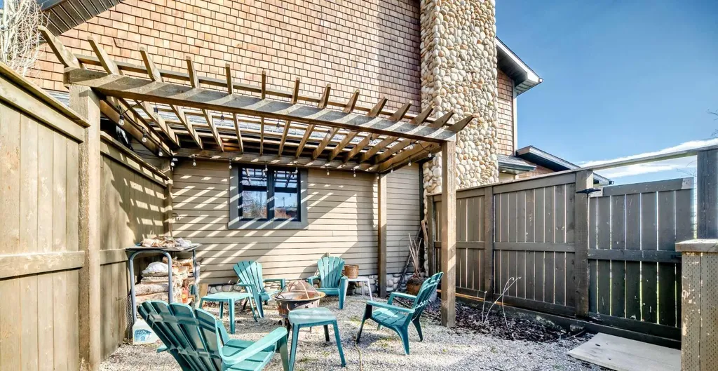 10909 Eamon Road NW Calgary AB T3G 5H2