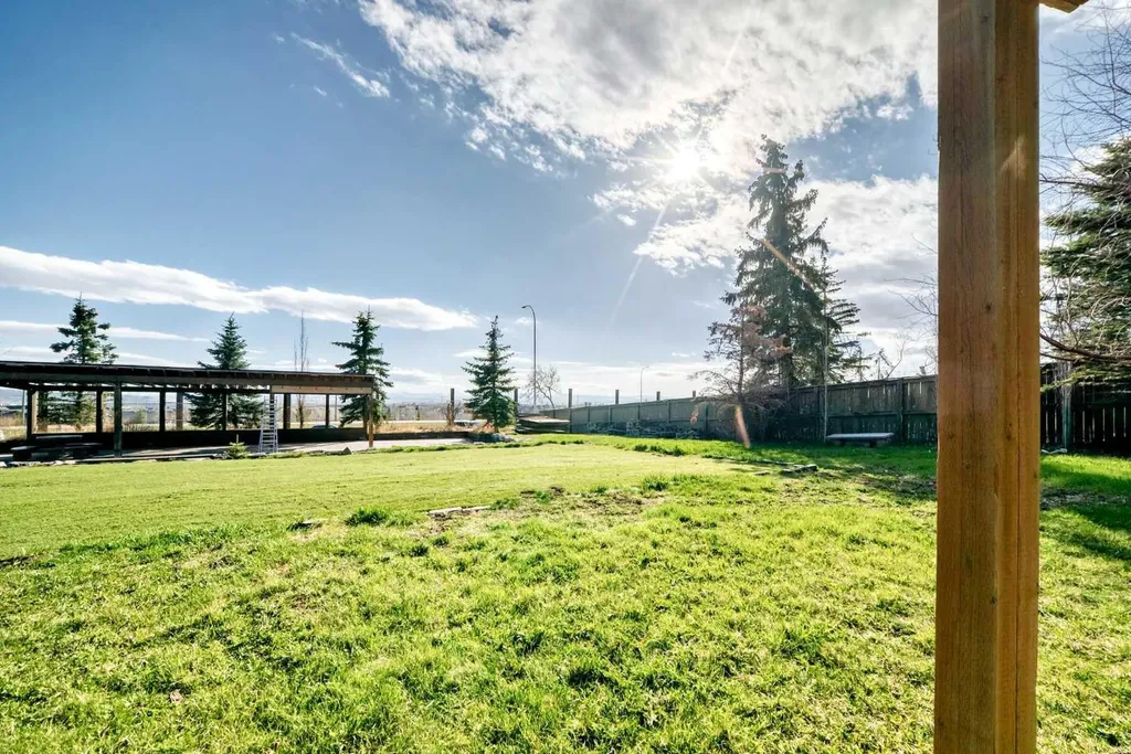 10909 Eamon Road NW Calgary AB T3G 5H2