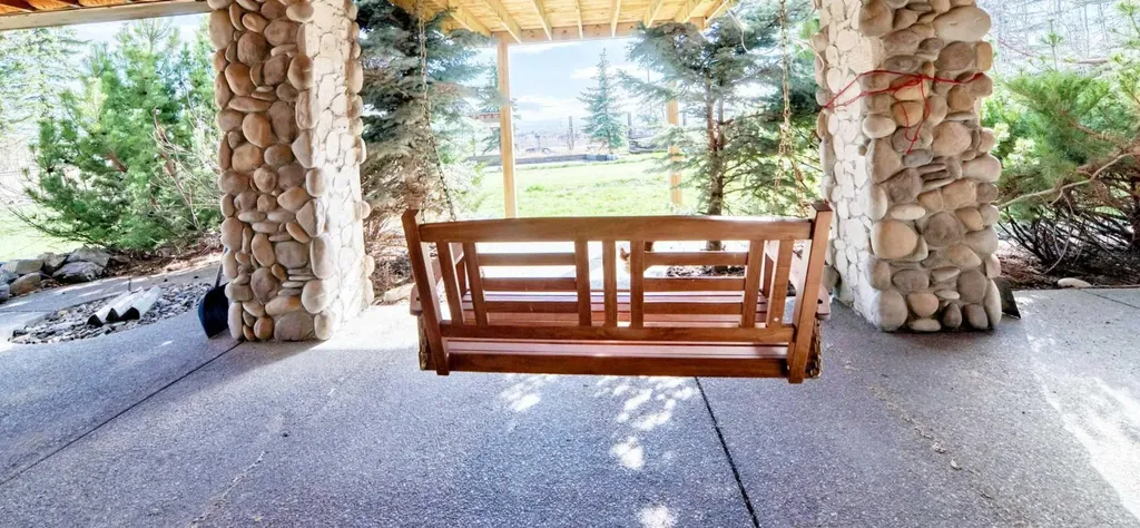 10909 Eamon Road NW Calgary AB T3G 5H2