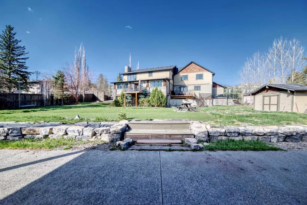 10909 Eamon Road NW Calgary AB T3G 5H2