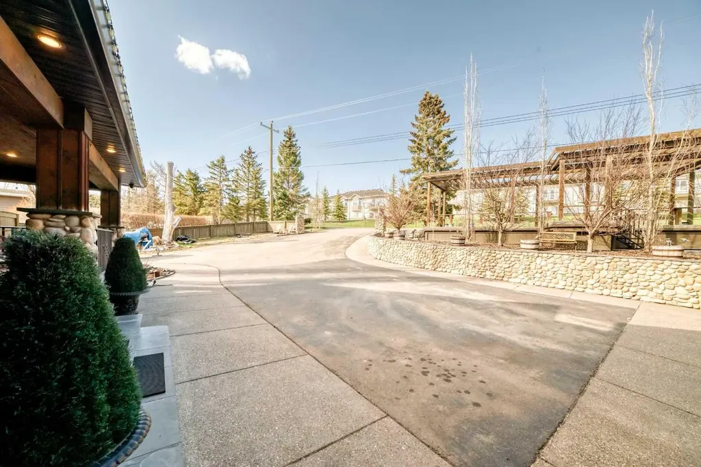 10909 Eamon Road NW Calgary AB T3G 5H2