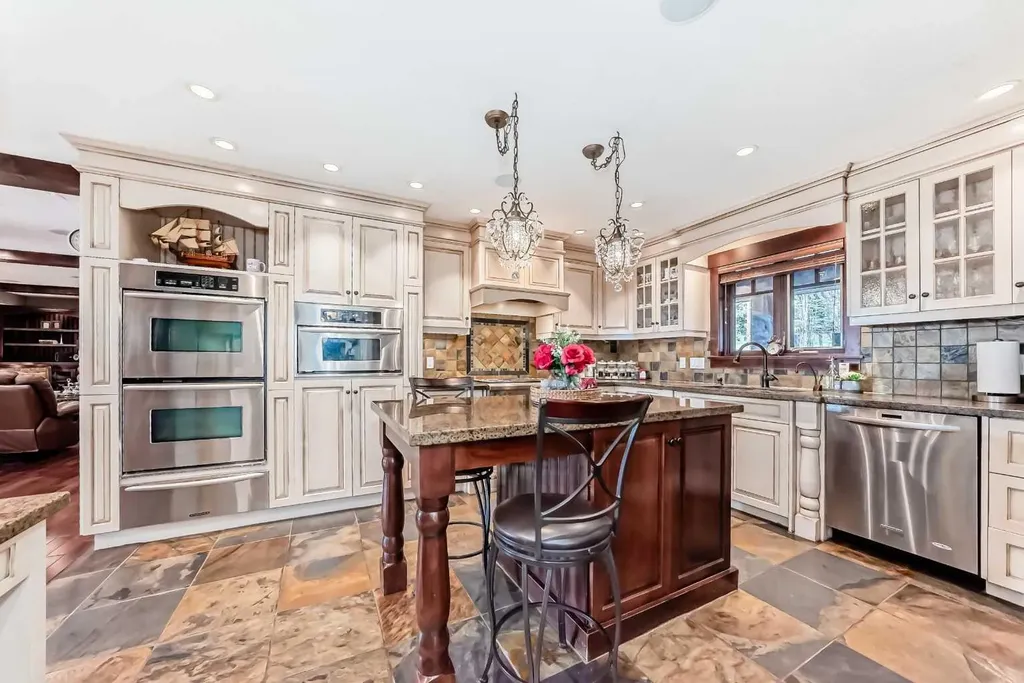 10909 Eamon Road NW Calgary AB T3G 5H2