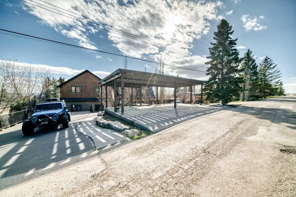 10909 Eamon Road NW Calgary AB T3G 5H2