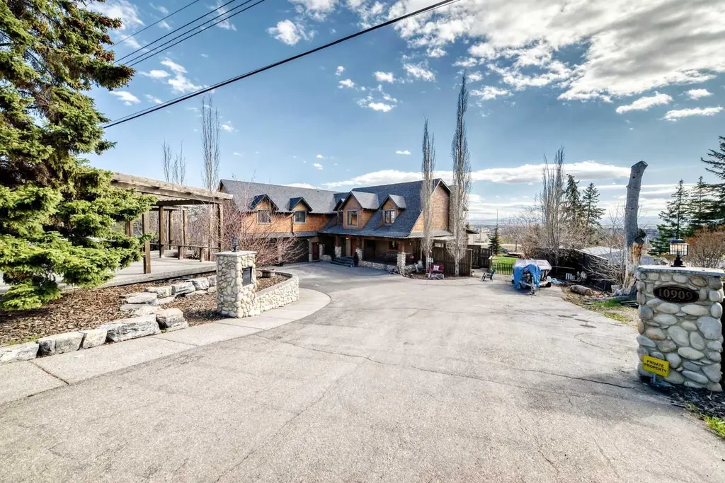 10909 Eamon Road NW Calgary AB T3G 5H2