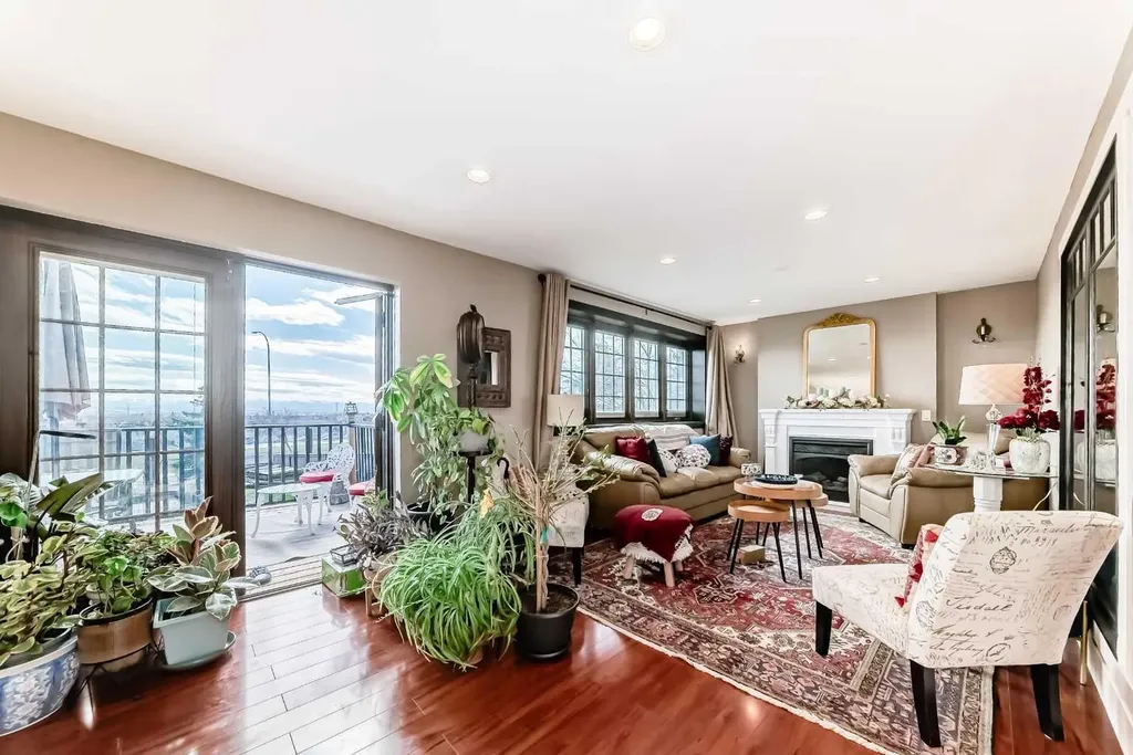 10909 Eamon Road NW Calgary AB T3G 5H2