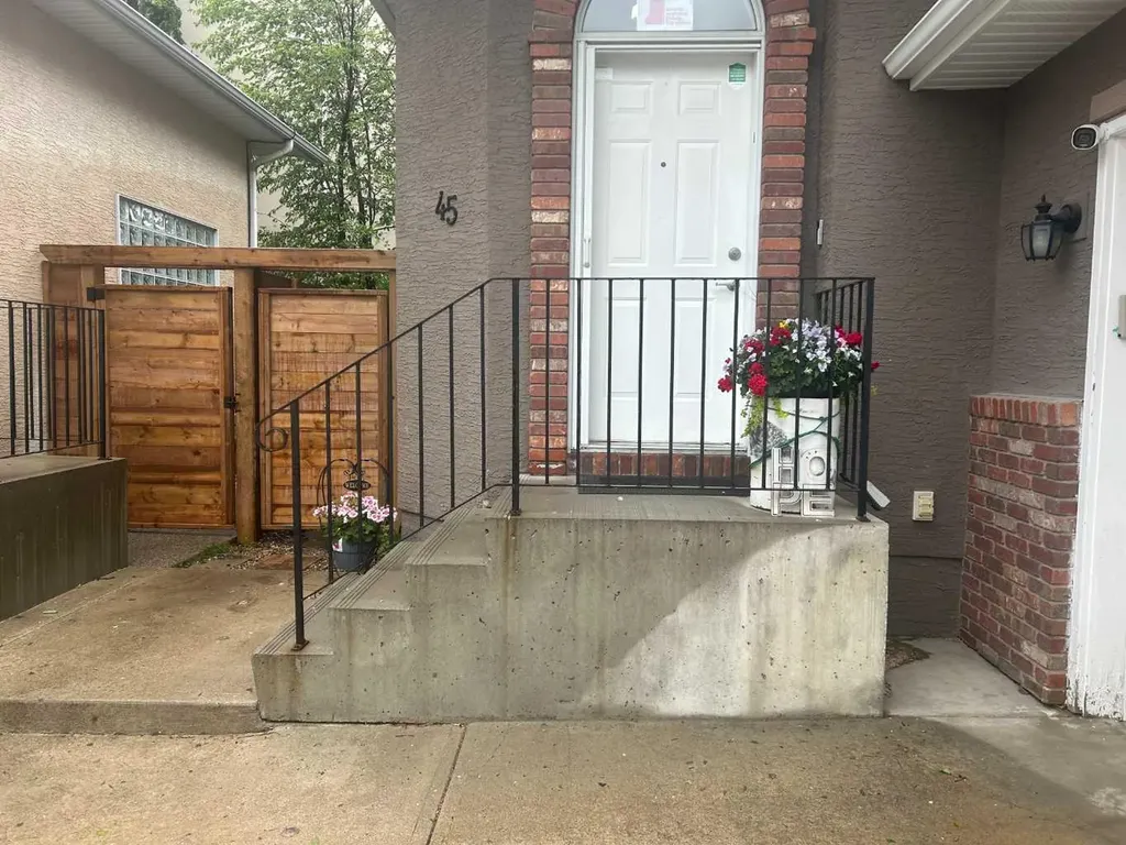 45 Patterson Hill SW Calgary AB T3H 2E6