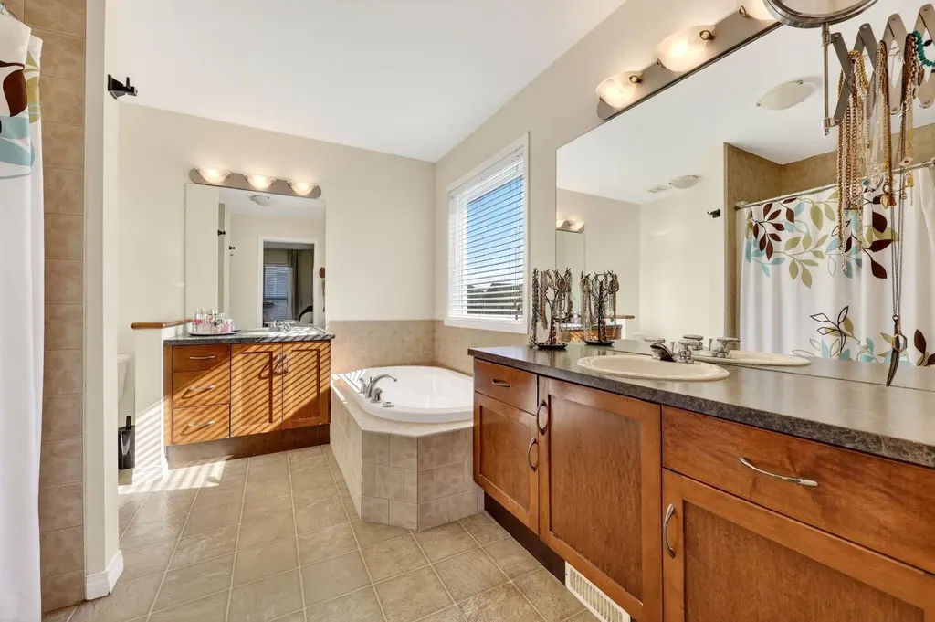 222 West Creek Mews Chestermere AB T1X 1S1