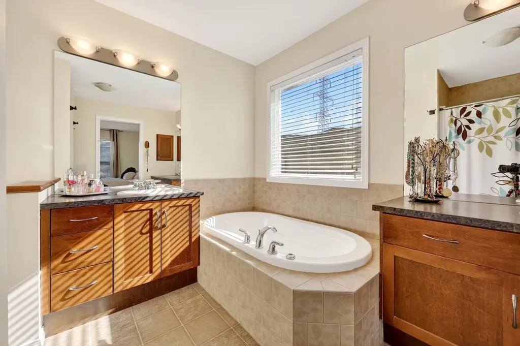 222 West Creek Mews Chestermere AB T1X 1S1