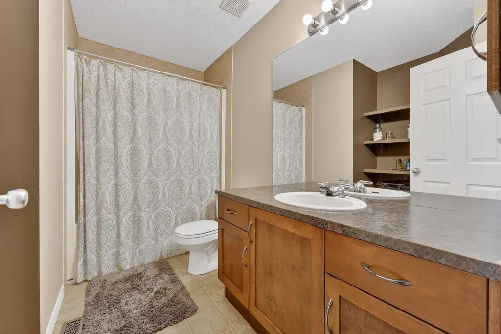 222 West Creek Mews Chestermere AB T1X 1S1