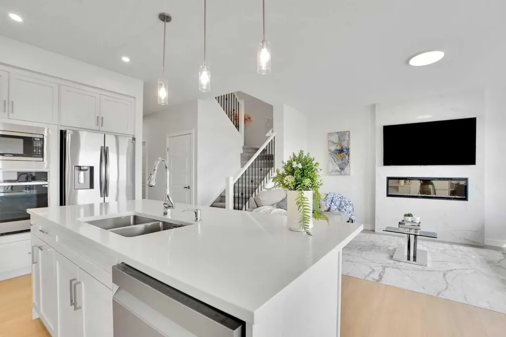 126 Hotchkiss Manor SE Calgary AB T3S 0G1