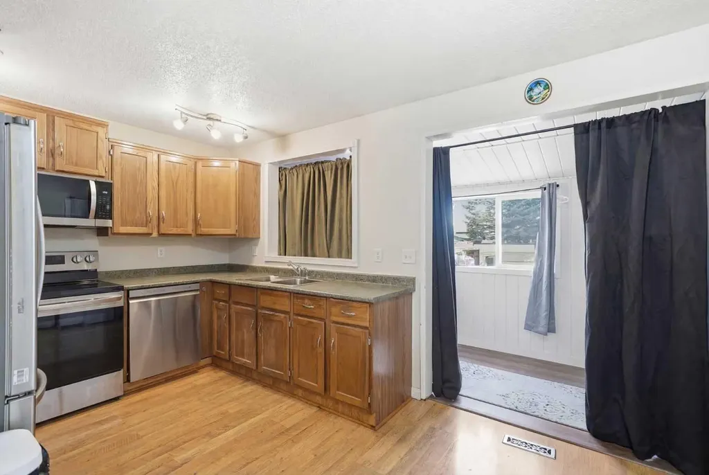 95 Summerwood Road Airdrie AB T4B 1K1