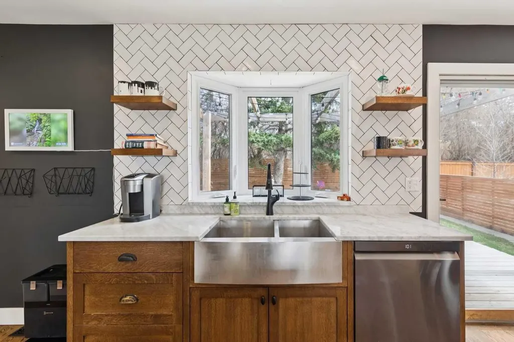 28 Calandar Road NW Calgary AB T2L 0P6
