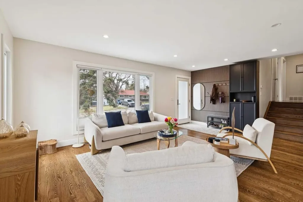 28 Calandar Road NW Calgary AB T2L 0P6