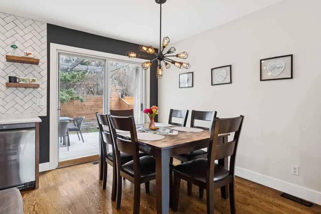 28 Calandar Road NW Calgary AB T2L 0P6