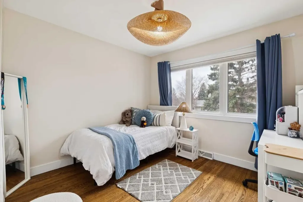 28 Calandar Road NW Calgary AB T2L 0P6