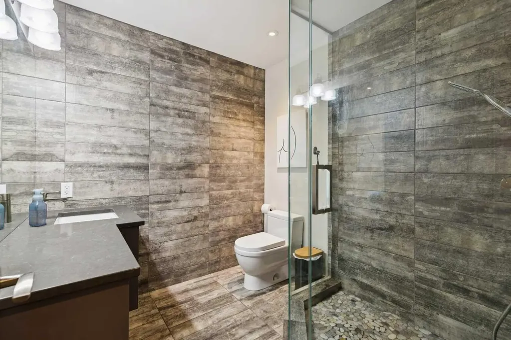 28 Calandar Road NW Calgary AB T2L 0P6