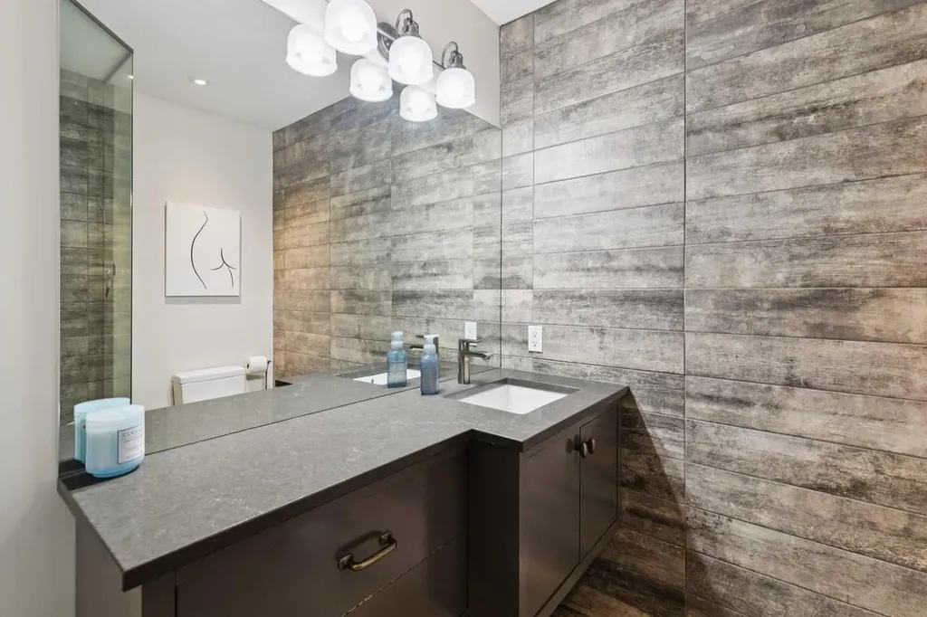 28 Calandar Road NW Calgary AB T2L 0P6