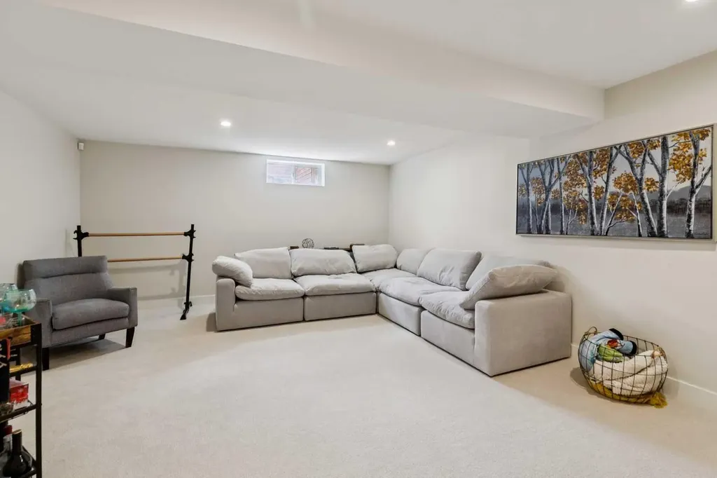 28 Calandar Road NW Calgary AB T2L 0P6