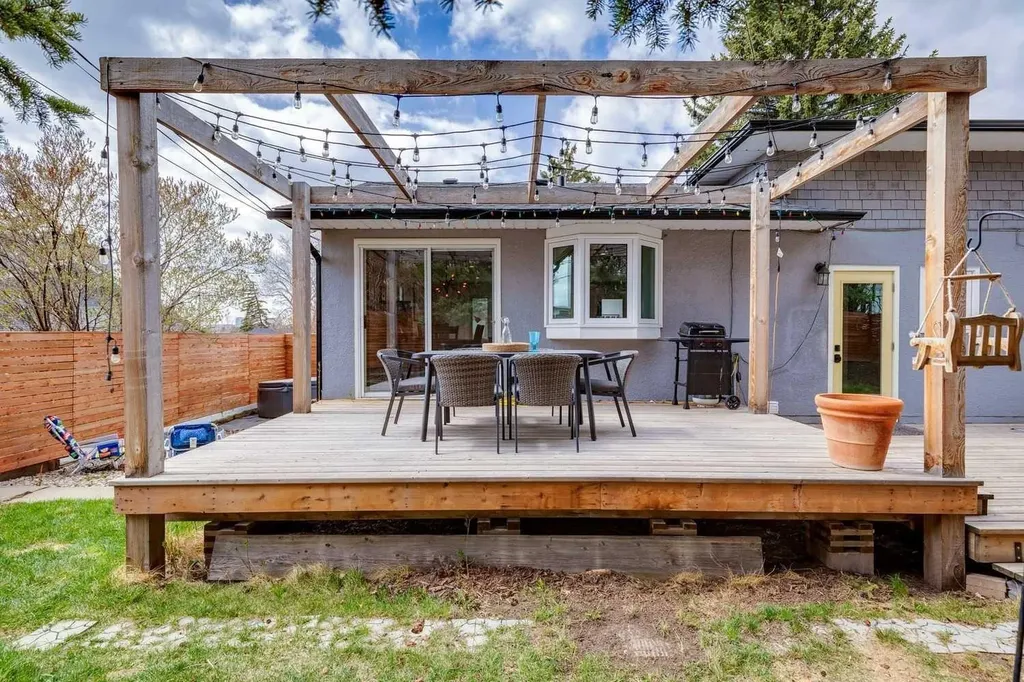 28 Calandar Road NW Calgary AB T2L 0P6
