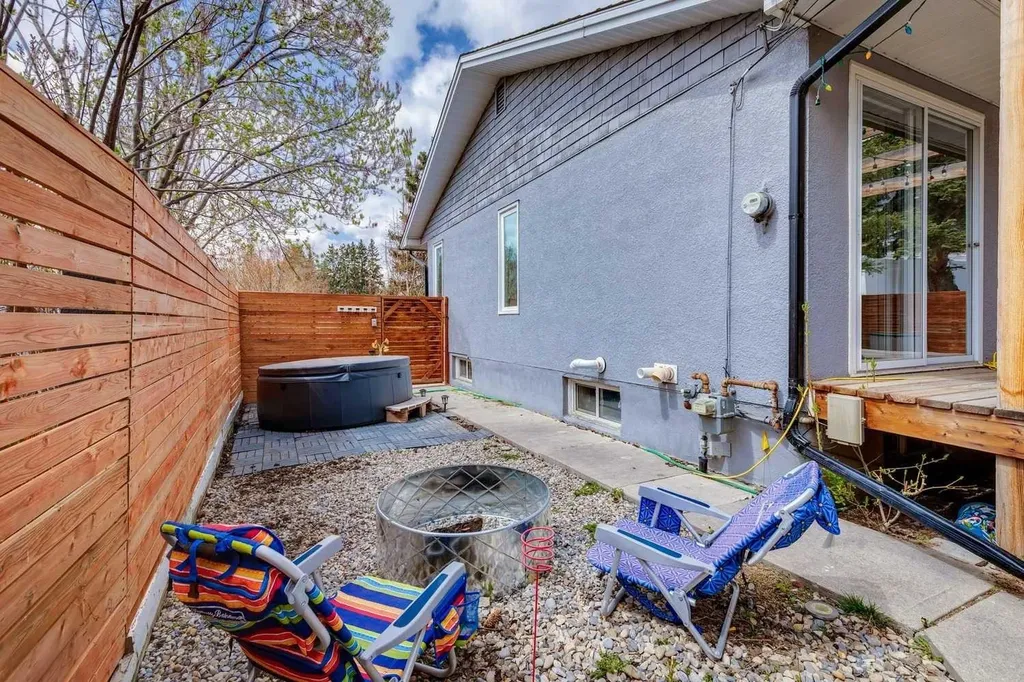 28 Calandar Road NW Calgary AB T2L 0P6