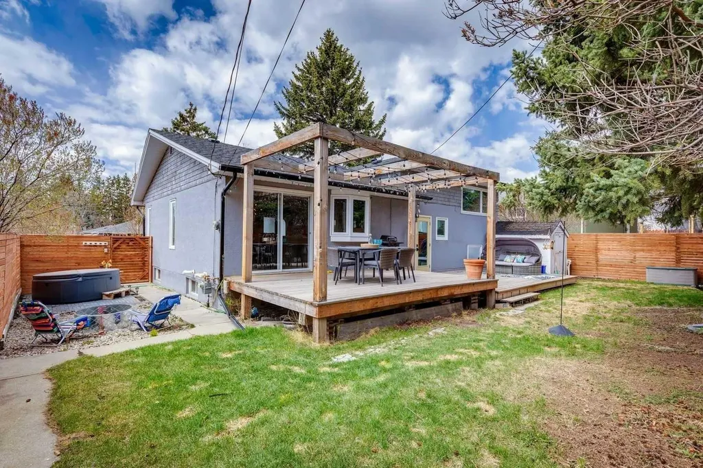 28 Calandar Road NW Calgary AB T2L 0P6