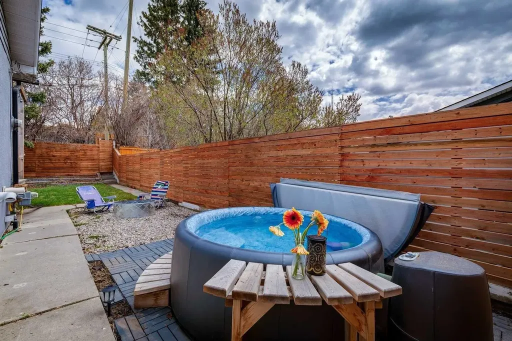 28 Calandar Road NW Calgary AB T2L 0P6