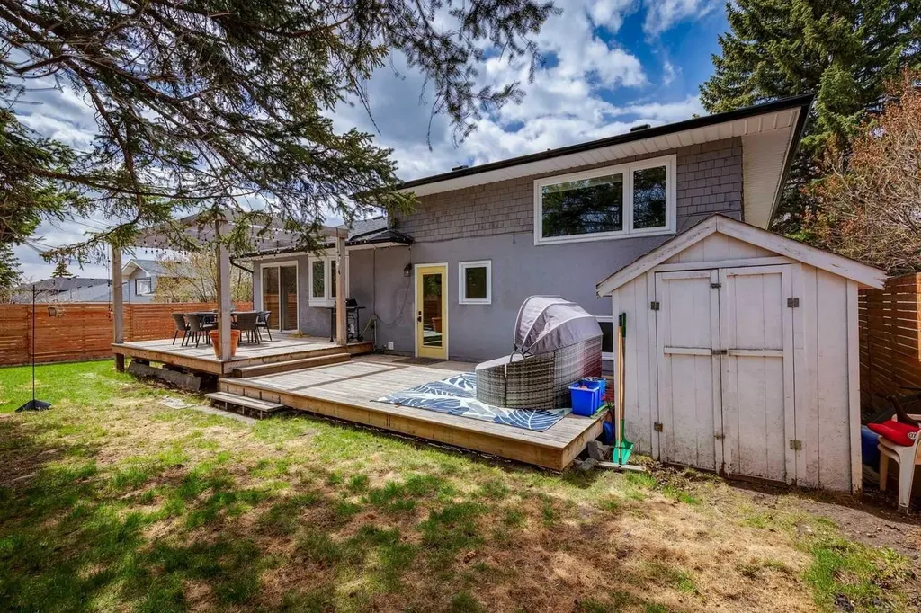 28 Calandar Road NW Calgary AB T2L 0P6