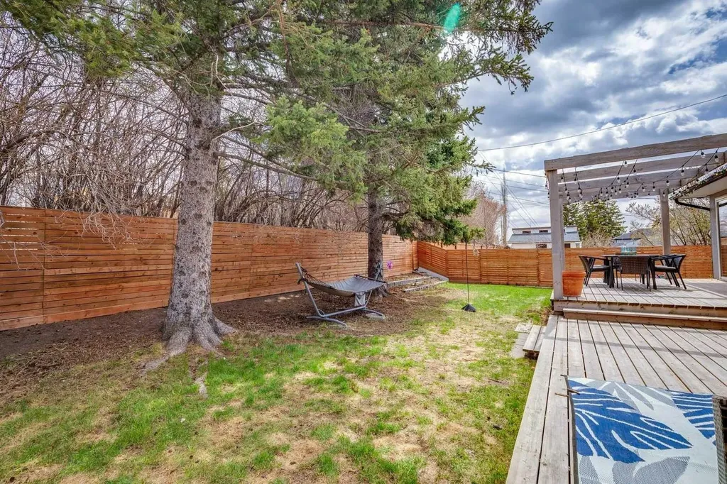 28 Calandar Road NW Calgary AB T2L 0P6