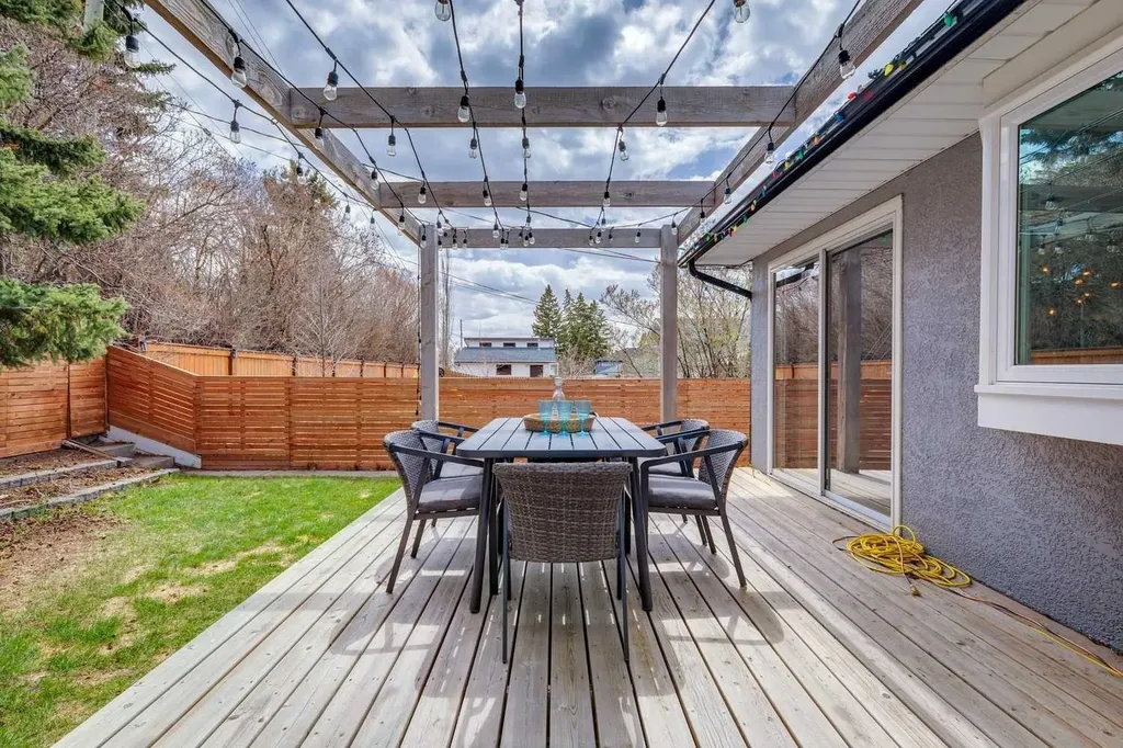 28 Calandar Road NW Calgary AB T2L 0P6