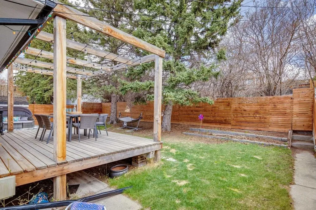 28 Calandar Road NW Calgary AB T2L 0P6