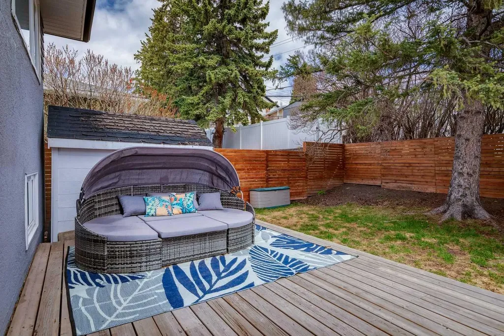 28 Calandar Road NW Calgary AB T2L 0P6