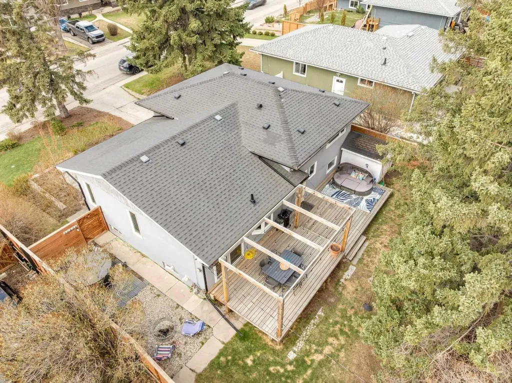 28 Calandar Road NW Calgary AB T2L 0P6