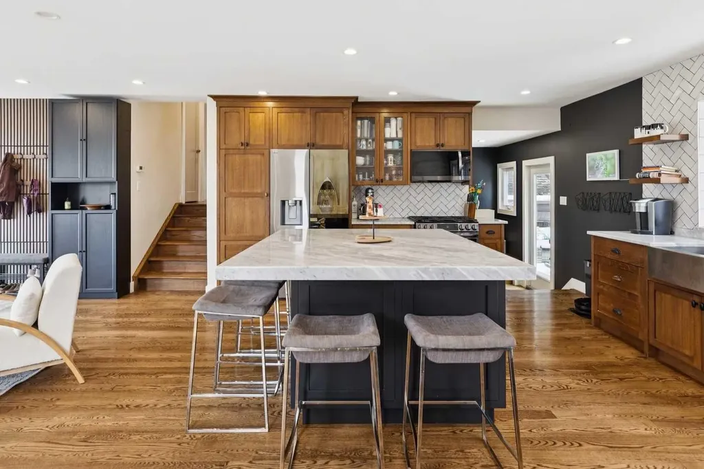 28 Calandar Road NW Calgary AB T2L 0P6