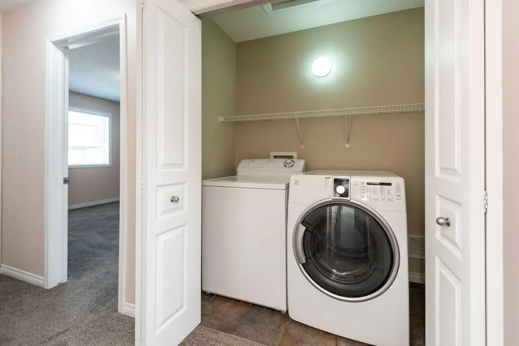 36 Everridge Gardens SW Calgary AB T2Y0H1