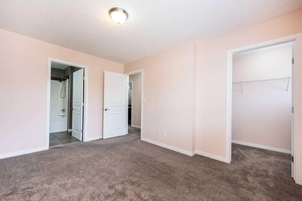 36 Everridge Gardens SW Calgary AB T2Y0H1
